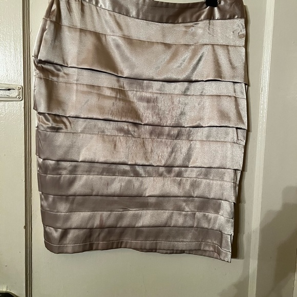 Beautiful satin like  pleated pencil skirt.perfect condition - Picture 5 of 6